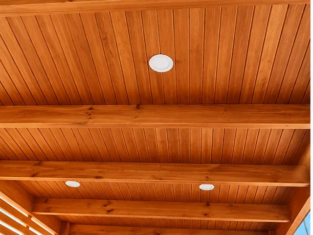 Detalle de cielo de madera: Terminación machihembrada con focos embutidos.