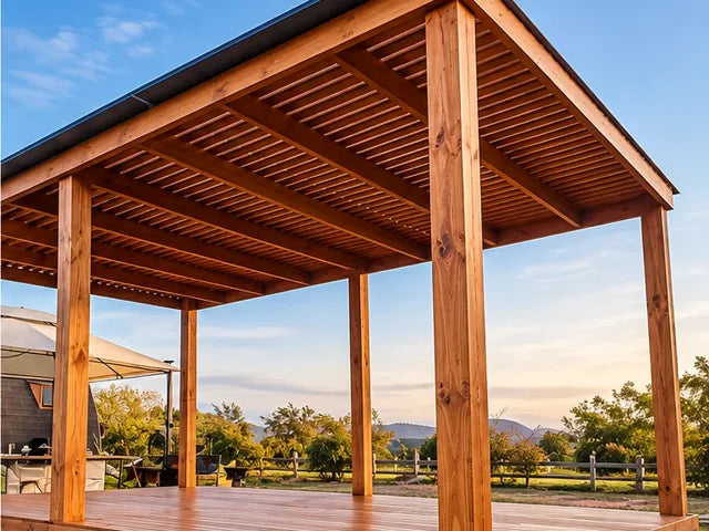 Pérgola de madera: Estructura de madera abierta hacia el paisaje.