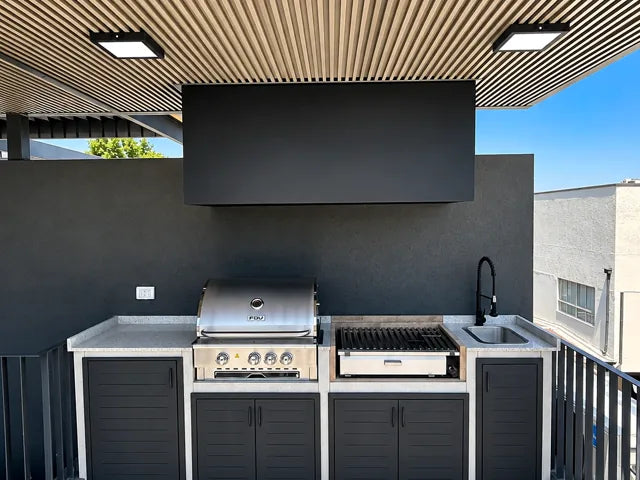 Quincho moderno: Cocina exterior en gris grafito con campana y lavaplatos.