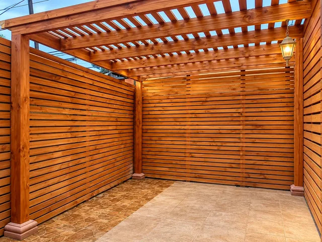 Terraza con cobertizo y cortavista: Privacidad con listones de madera y piso de porcelanato.